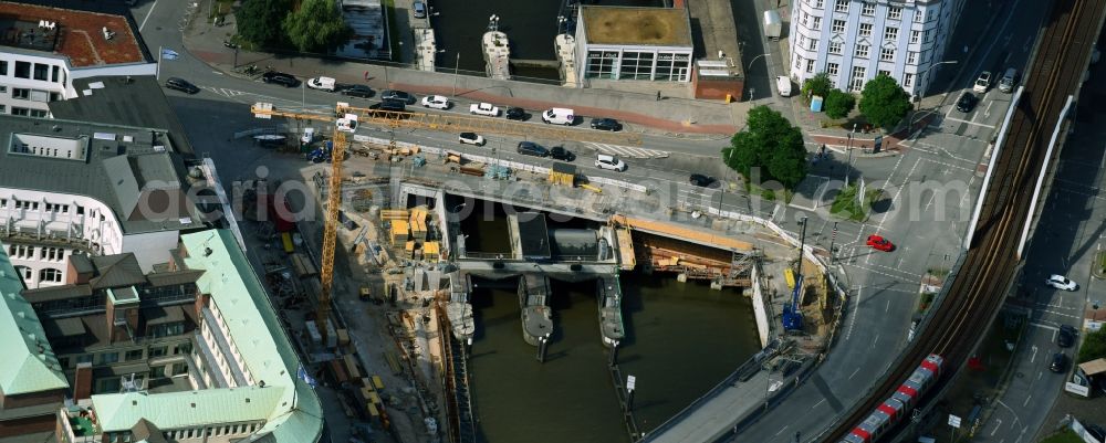 Aerial photograph Hamburg - Locks - plants on the banks of the waterway of the Elbe on Schaartorbruecke in Hamburg, Germany