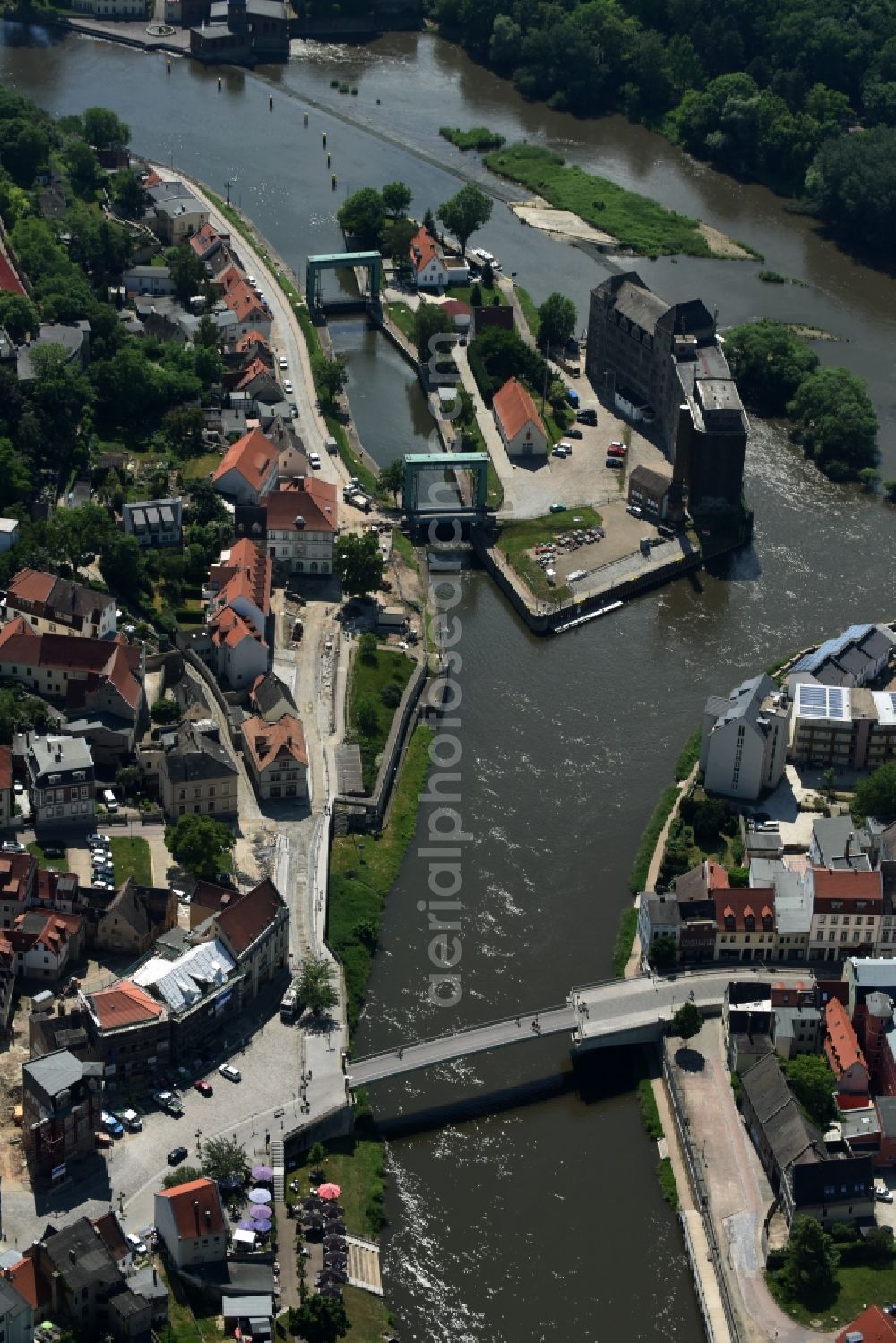 Bernburg (Saale) from the bird's eye view: Locks - plants on the banks of the waterway of the river Saale in Bernburg (Saale) in the state Saxony-Anhalt