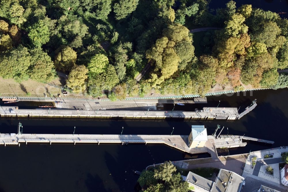 Berlin from the bird's eye view: Locks - plants Schleuse Spandau on the banks of the waterway of the Havel in Berlin