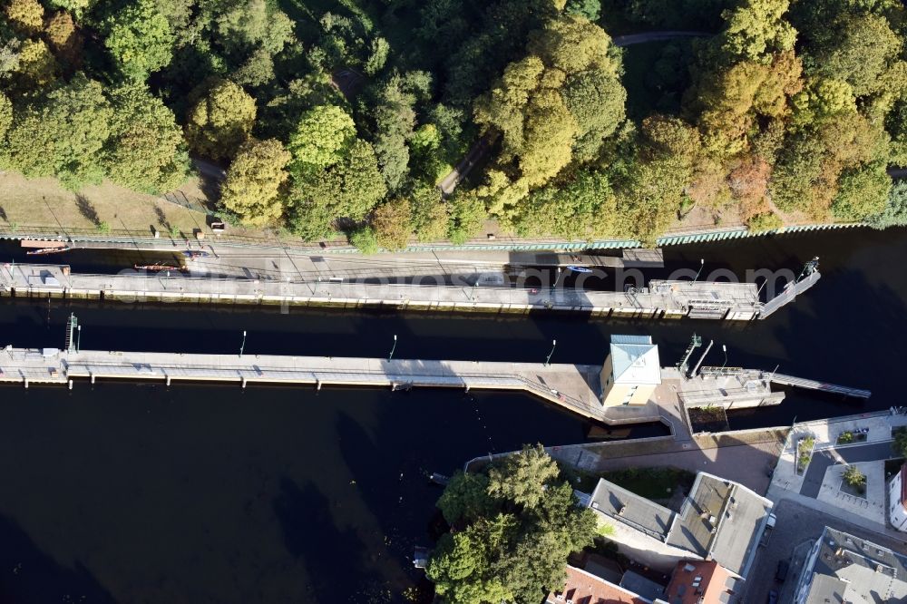 Aerial image Berlin - Locks - plants Schleuse Spandau on the banks of the waterway of the Havel in Berlin