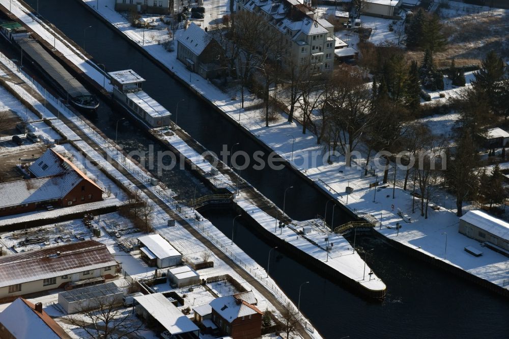 Brandenburg an der Havel from the bird's eye view: Sluices on the banks of the waterway of the river course to the mouth of the Havel into the lake Kleiner Beetzsee in Brandenburg an der Havel in Brandenburg