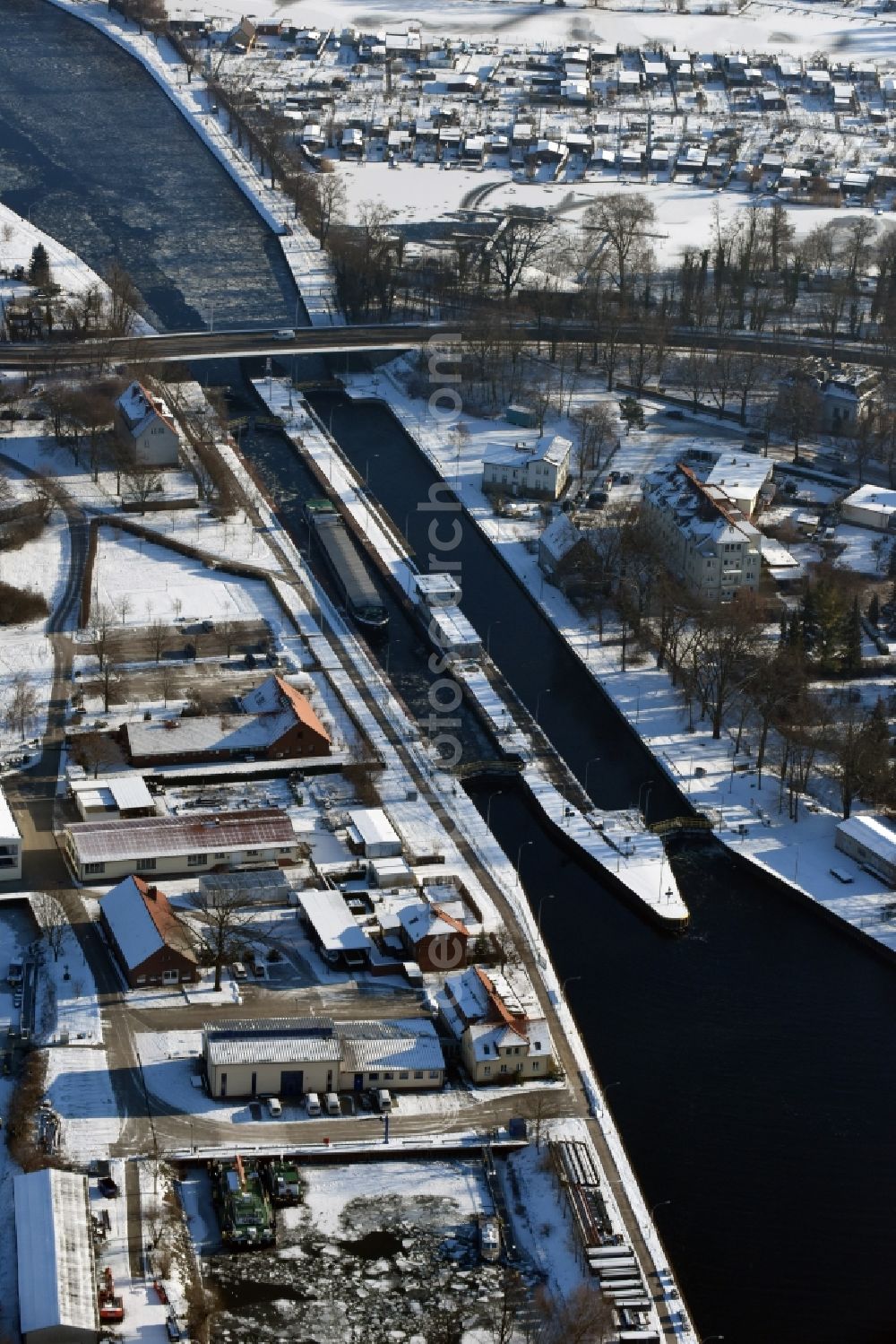 Aerial photograph Brandenburg an der Havel - Sluices on the banks of the waterway of the river course to the mouth of the Havel into the lake Kleiner Beetzsee in Brandenburg an der Havel in Brandenburg