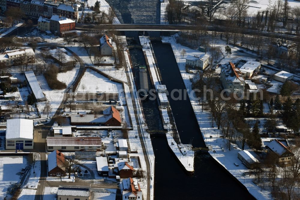 Brandenburg an der Havel from the bird's eye view: Sluices on the banks of the waterway of the river course to the mouth of the Havel into the lake Kleiner Beetzsee in Brandenburg an der Havel in Brandenburg