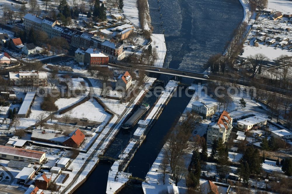 Aerial photograph Brandenburg an der Havel - Sluices on the banks of the waterway of the river course to the mouth of the Havel into the lake Kleiner Beetzsee in Brandenburg an der Havel in Brandenburg