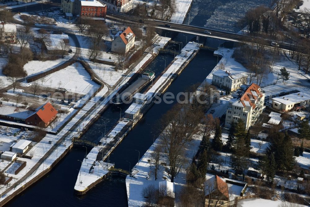 Brandenburg an der Havel from above - Sluices on the banks of the waterway of the river course to the mouth of the Havel into the lake Kleiner Beetzsee in Brandenburg an der Havel in Brandenburg