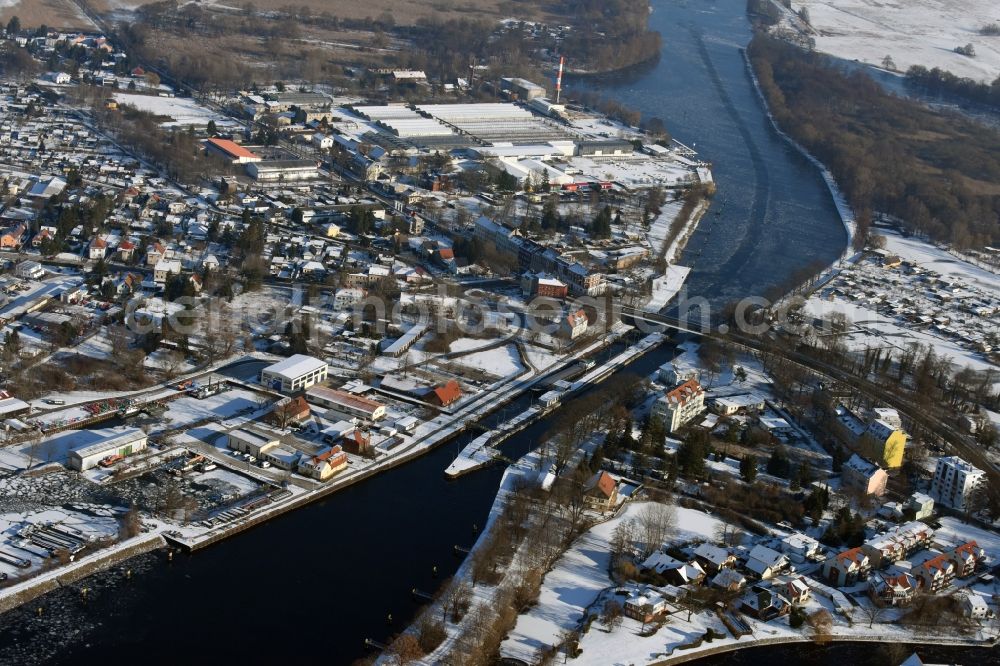 Brandenburg an der Havel from the bird's eye view: Sluices on the banks of the waterway of the river course to the mouth of the Havel into the lake Kleiner Beetzsee in Brandenburg an der Havel in Brandenburg