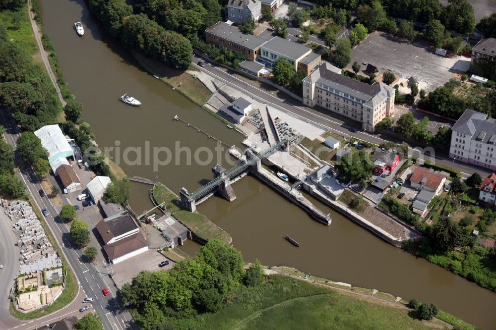 Diez from the bird's eye view: Locks - plants on the banks of the waterway of the Lahn in Diez in the state Rhineland-Palatinate, Germany