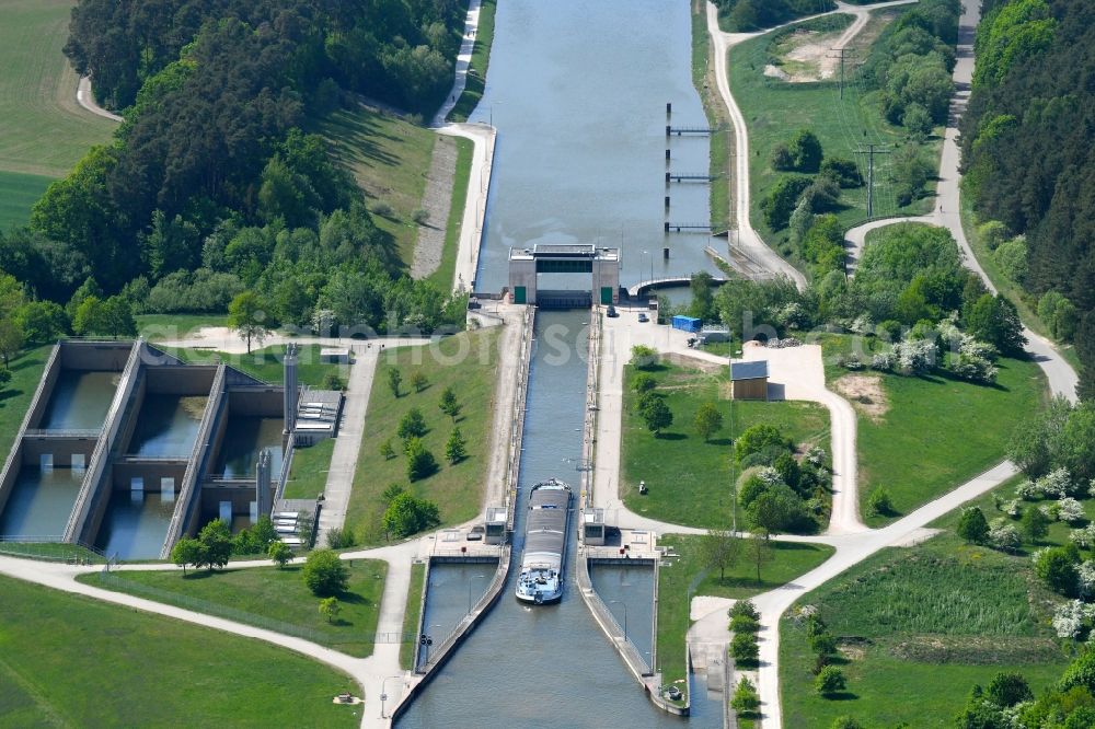 Hilpoltstein from the bird's eye view: Locks - plants on the banks of the waterway of the Main-Donau-Kanal in Hilpoltstein in the state Bavaria, Germany