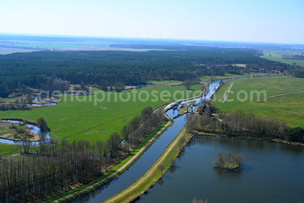 Aerial photograph Güritz - Locks - plants on the banks of the waterway of the MEW Mueritz-Elde-Wasserstrasse in Gueritz in the state Mecklenburg - Western Pomerania, Germany