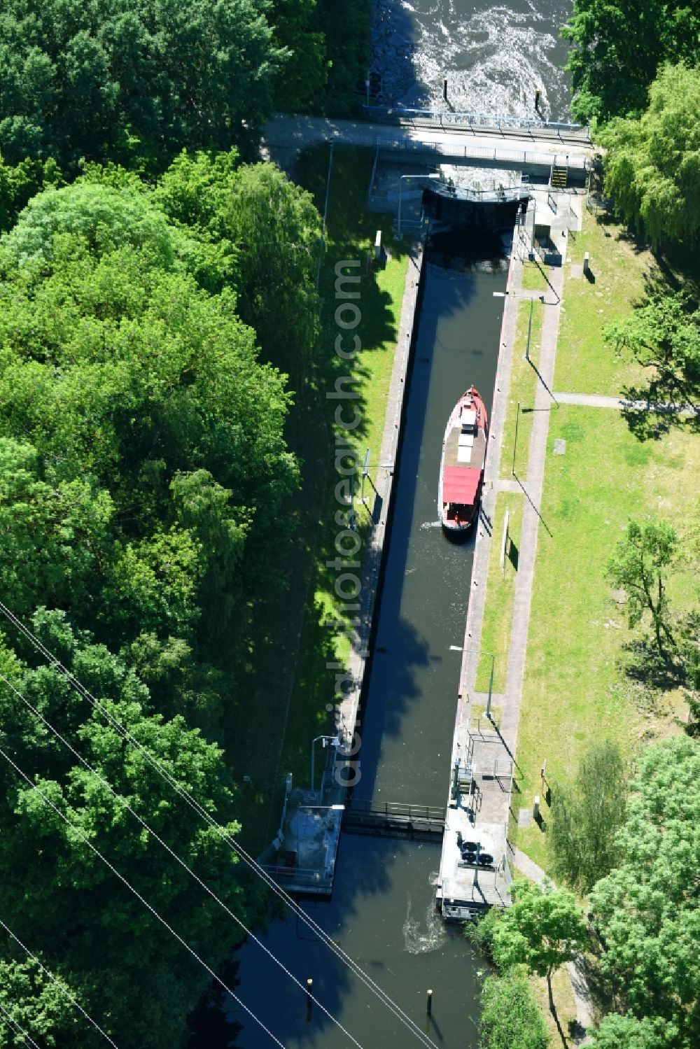 Neuburg from the bird's eye view: Locks - plants on the banks of the waterway of the Mueritz-Elde in Neuburg in the state Mecklenburg - Western Pomerania, Germany