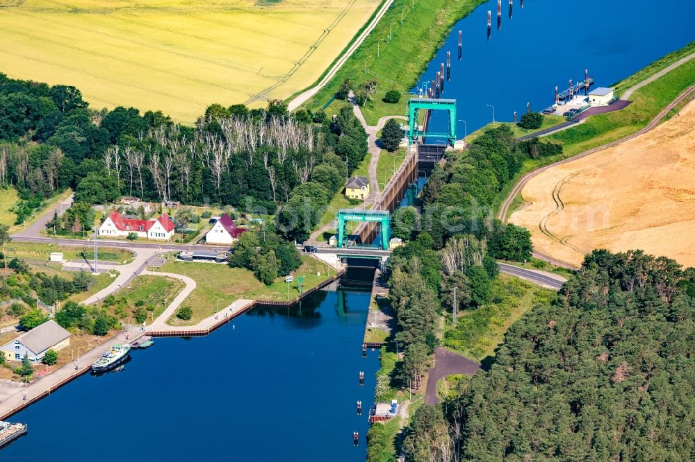 Hohenwarthe from the bird's eye view: Locks - plants on the banks of the waterway of the Niegripper Verbindungskanal in the district Niegripp in Hohenwarthe in the state Saxony-Anhalt, Germany