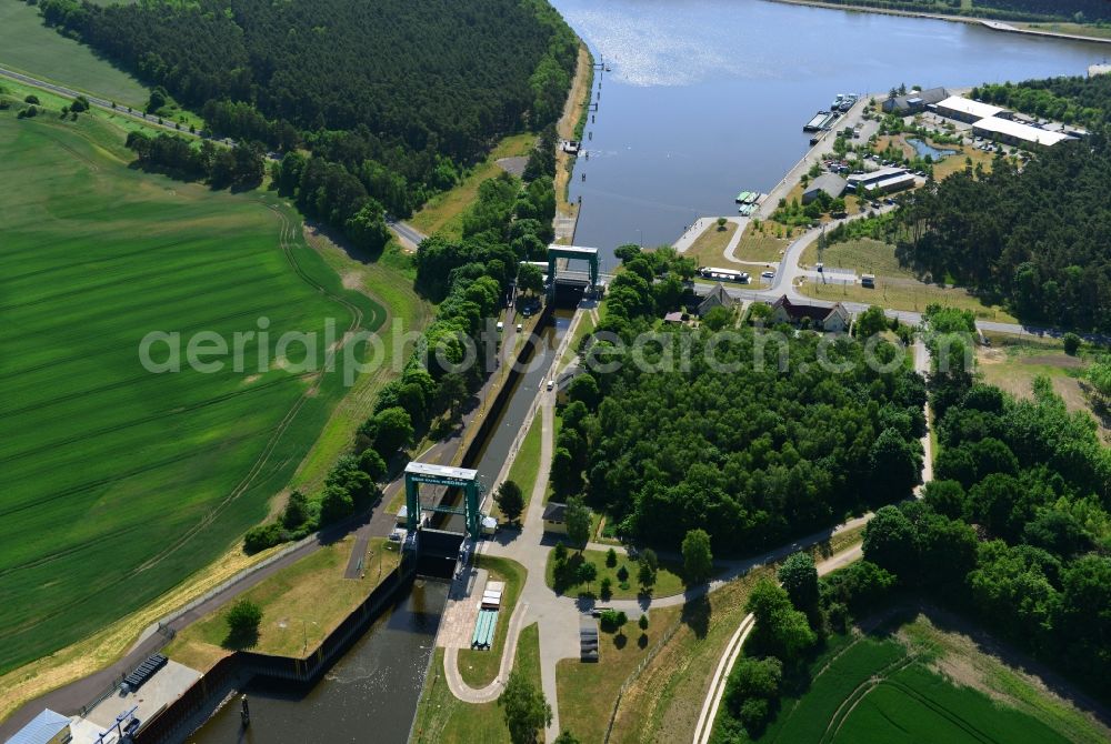 Niegripp from the bird's eye view: Locks - plants on the banks of the waterway in Niegripp in the state Saxony-Anhalt