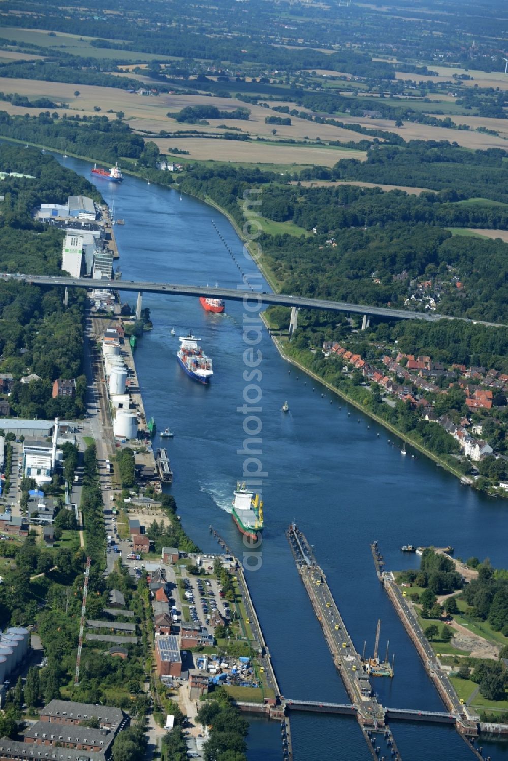 Aerial photograph Kiel - Locks - plants on the banks of the waterway of the Nord-Ostsee-Kanal in Kiel in the state Schleswig-Holstein