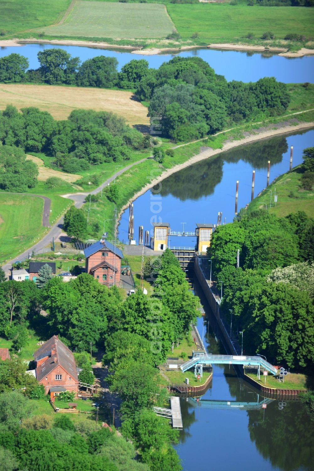 Elbe-Parey from the bird's eye view: Locks - plants on the banks of the waterway of the Pareyer Verbindungskanals des Wasser- und Schifffahrtsamt Brandenburg in Elbe-Parey in the state Saxony-Anhalt