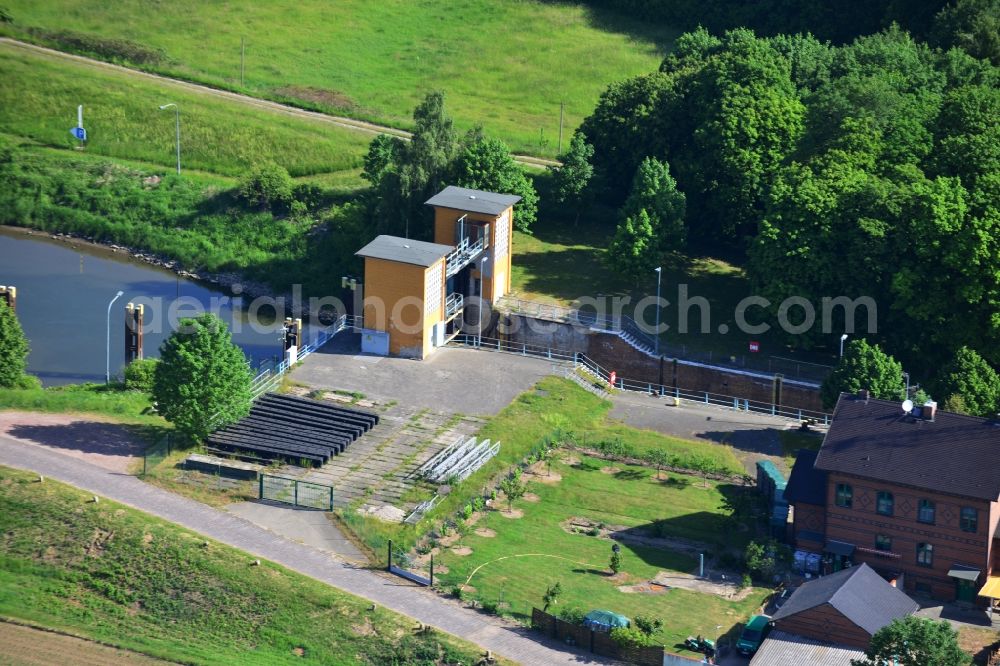 Elbe-Parey from the bird's eye view: Locks - plants on the banks of the waterway of the Pareyer Verbindungskanals des Wasser- und Schifffahrtsamt Brandenburg in Elbe-Parey in the state Saxony-Anhalt