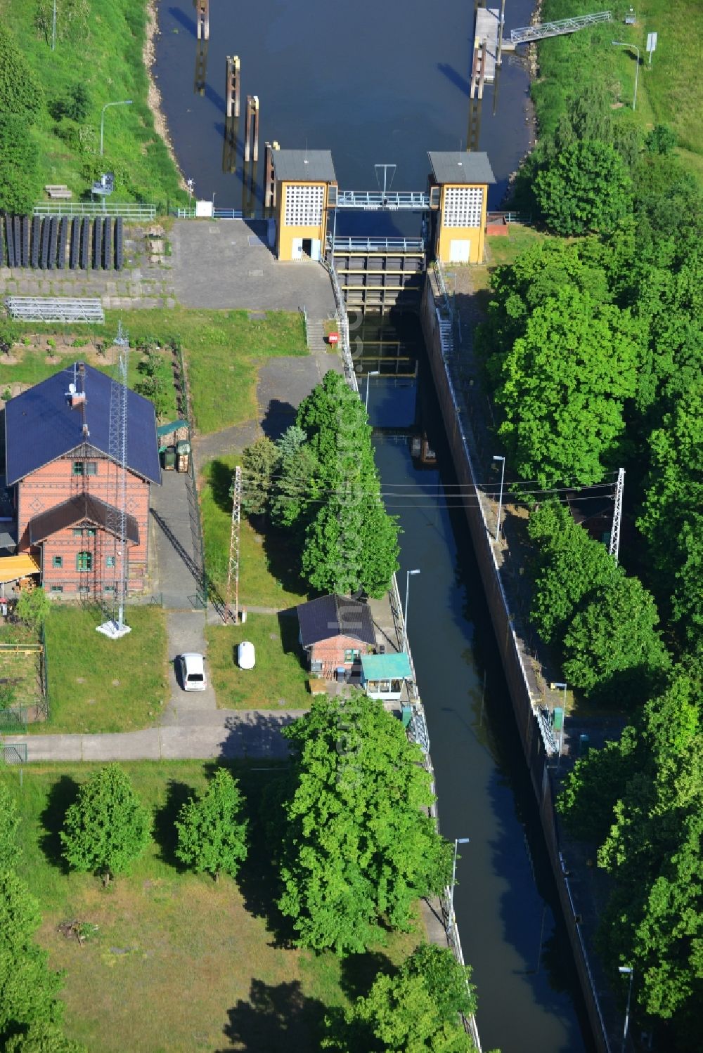 Aerial photograph Elbe-Parey - Locks - plants on the banks of the waterway of the Pareyer Verbindungskanals des Wasser- und Schifffahrtsamt Brandenburg in Elbe-Parey in the state Saxony-Anhalt