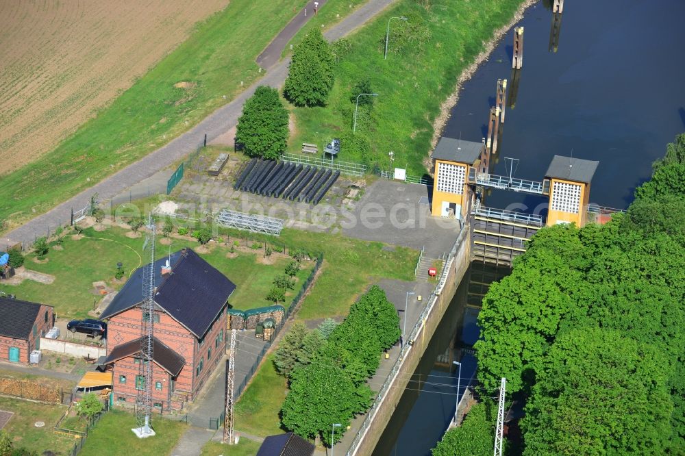 Elbe-Parey from the bird's eye view: Locks - plants on the banks of the waterway of the Pareyer Verbindungskanals des Wasser- und Schifffahrtsamt Brandenburg in Elbe-Parey in the state Saxony-Anhalt