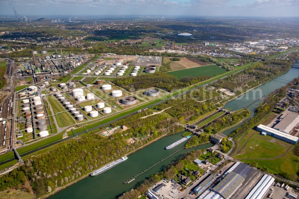 Aerial photograph Gelsenkirchen - Locks - plants on the banks of the waterway of the Rhine-Herne Canal in Gelsenkirchen in the state North Rhine-Westphalia