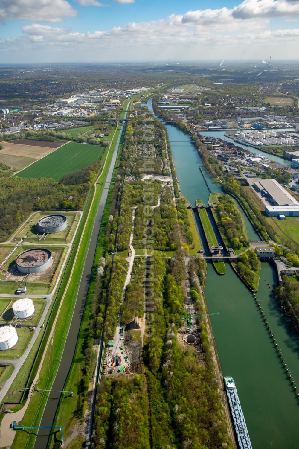 Gelsenkirchen from the bird's eye view: Locks - plants on the banks of the waterway of the Rhine-Herne Canal in Gelsenkirchen in the state North Rhine-Westphalia