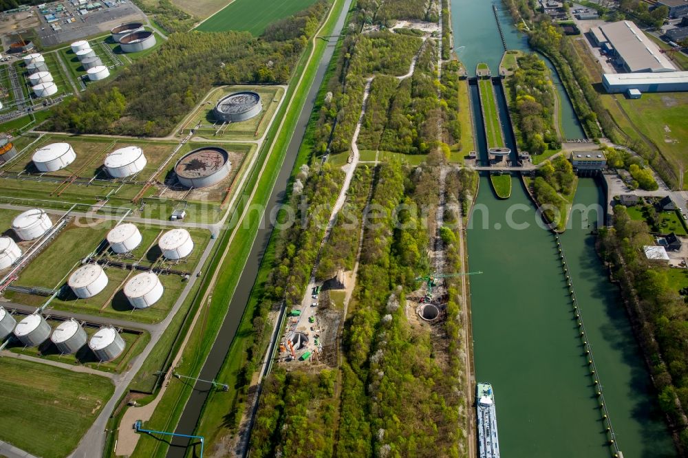 Aerial image Gelsenkirchen - Locks - plants on the banks of the waterway of the Rhine-Herne Canal in Gelsenkirchen in the state North Rhine-Westphalia