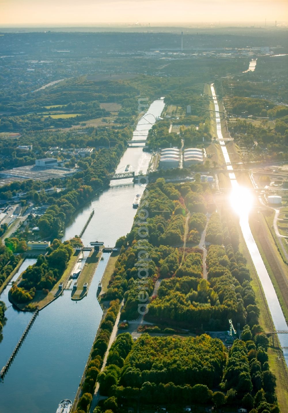 Gelsenkirchen from the bird's eye view: Locks - plants on the banks of the waterway of the Rhein Herne canal in Gelsenkirchen in the state North Rhine-Westphalia