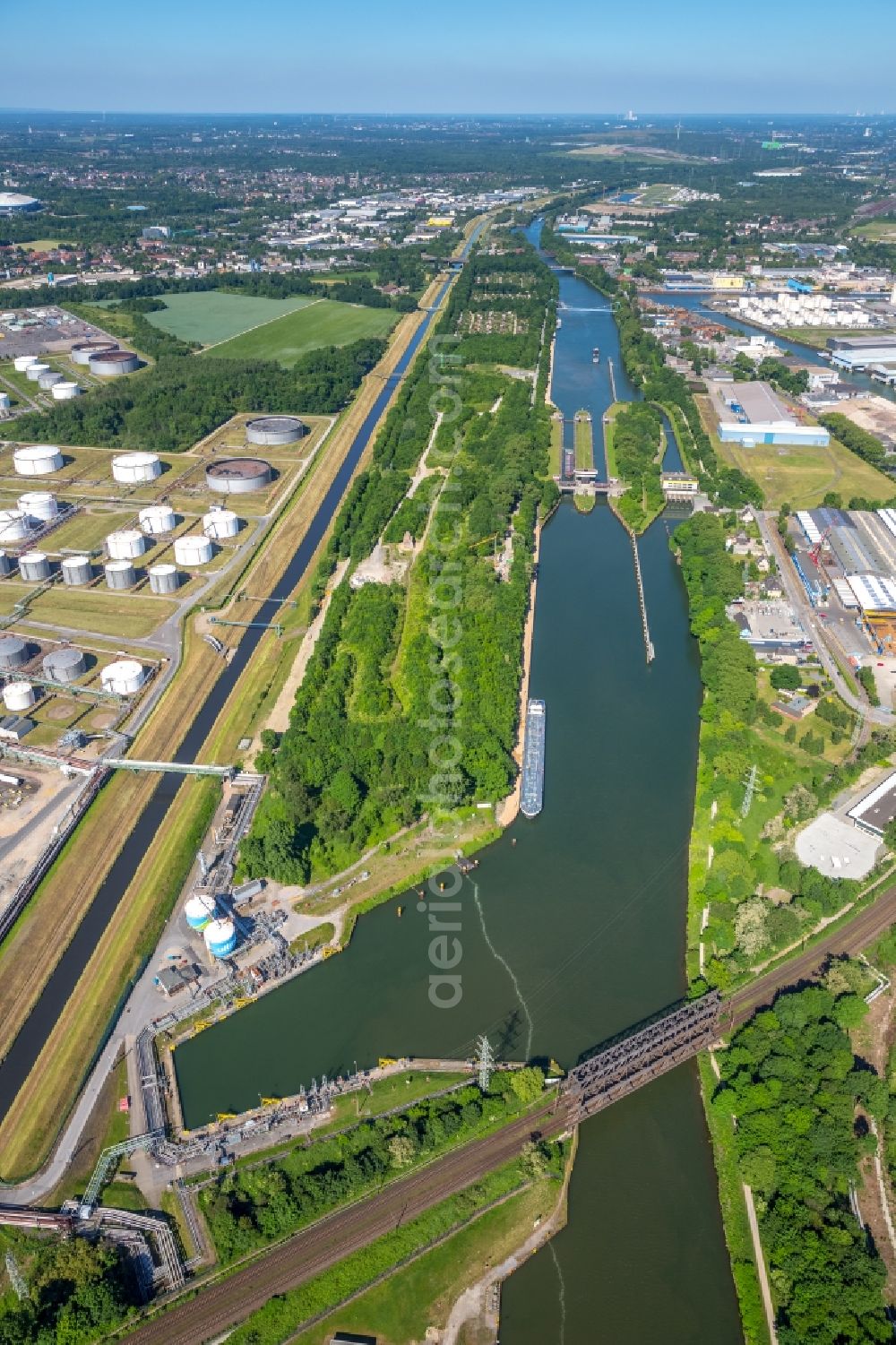 Gelsenkirchen from above - Locks - plants on the banks of the waterway of the Rhein Herne canal in Gelsenkirchen in the state North Rhine-Westphalia