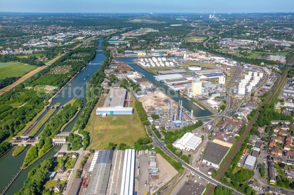 Gelsenkirchen from the bird's eye view: Locks - plants on the banks of the waterway of the Rhein Herne canal in Gelsenkirchen in the state North Rhine-Westphalia