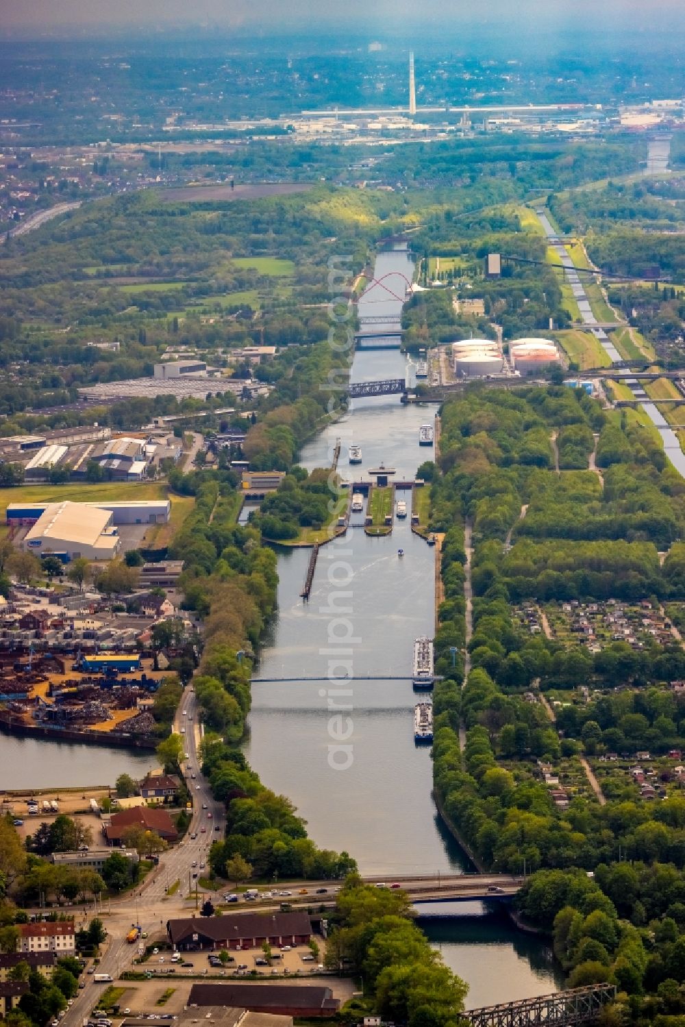 Aerial image Gelsenkirchen - Locks - plants on the banks of the waterway of the Rhein Herne canal in Gelsenkirchen at Ruhrgebiet in the state North Rhine-Westphalia