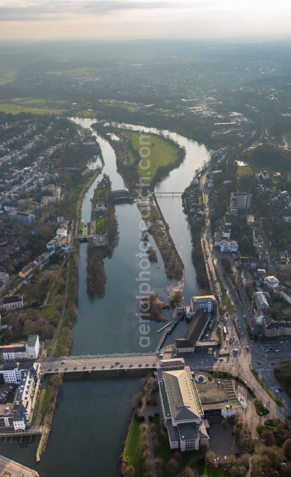 Aerial photograph Mülheim an der Ruhr - Locks - plants on the banks of the waterway of the Ruhr in Muelheim on the Ruhr in the state North Rhine-Westphalia