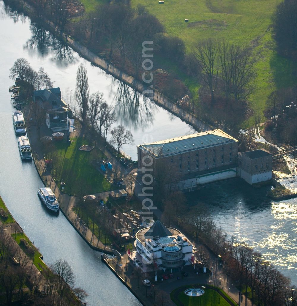 Aerial image Mülheim an der Ruhr - Locks - plants on the banks of the waterway of the Ruhr in Muelheim on the Ruhr in the state North Rhine-Westphalia