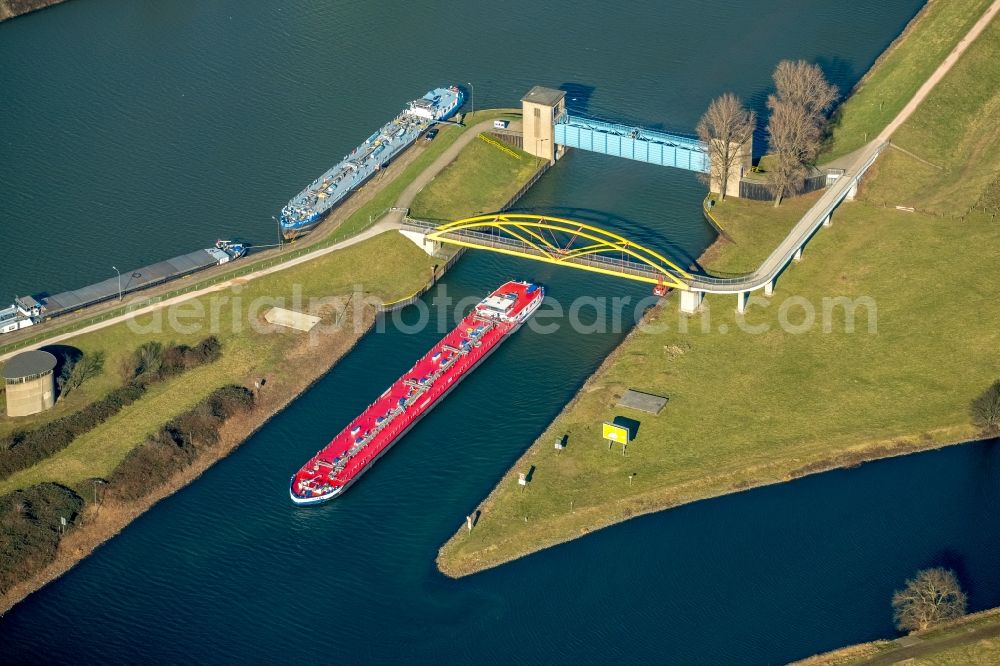 Duisburg from above - Locks - plants on the banks of the waterway of the of Ruhr bypass in Duisburg in the state North Rhine-Westphalia, Germany