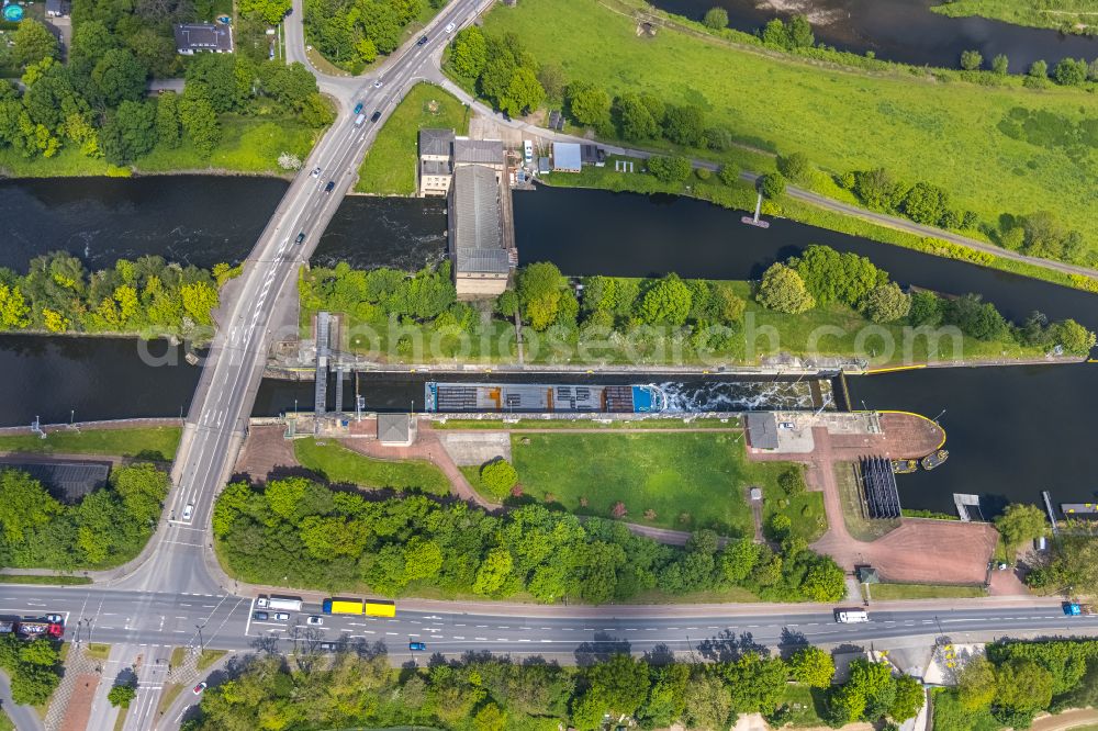 Aerial image Saarnberg - Lock systems on the banks of the waterway Schifffahrtskanal and hydroelectric power station Raffelberg in Saarnberg in the state North Rhine-Westphalia, Germany