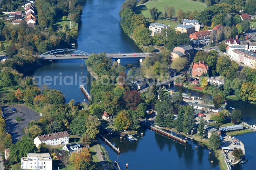 Fürstenwalde/Spree from above - Locks - plants on the banks of the waterway of the Spree in Fuerstenwalde/Spree in the state Brandenburg, Germany