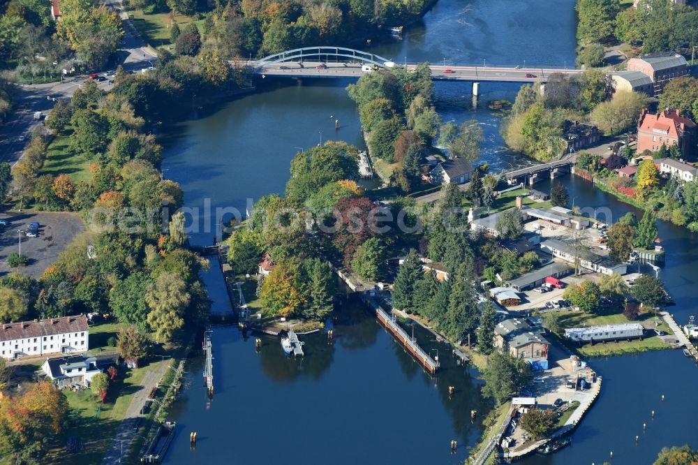 Fürstenwalde/Spree from the bird's eye view: Locks - plants on the banks of the waterway of the Spree in Fuerstenwalde/Spree in the state Brandenburg, Germany