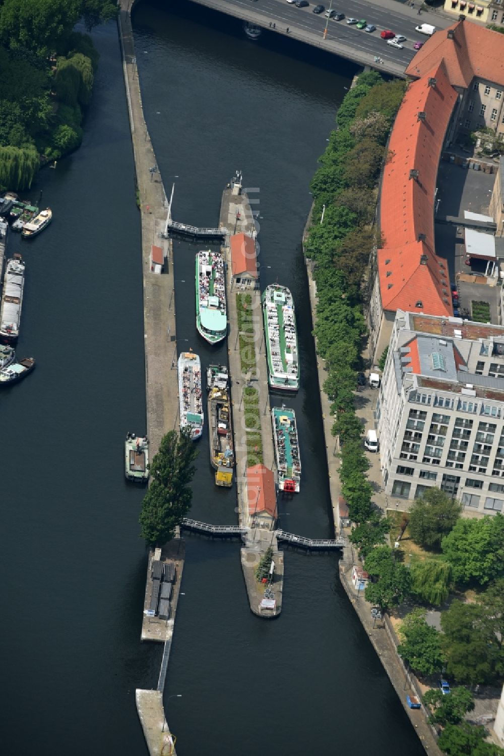 Berlin from the bird's eye view: Locks - plants on the banks of the Spree River waterway in Berlin, Germany