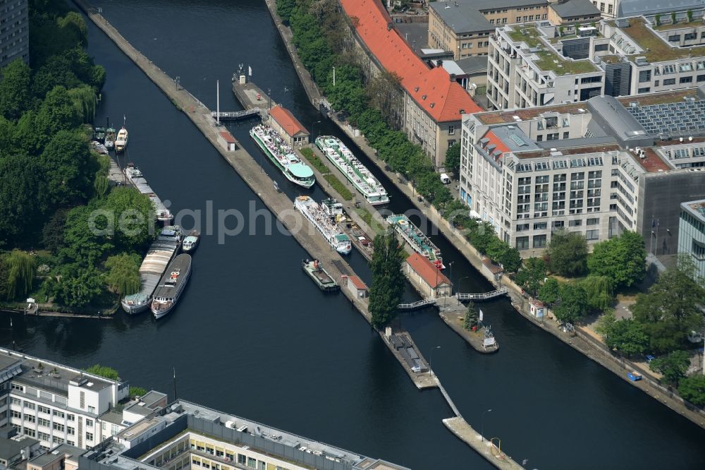 Aerial photograph Berlin - Locks - plants on the banks of the Spree River waterway in Berlin, Germany