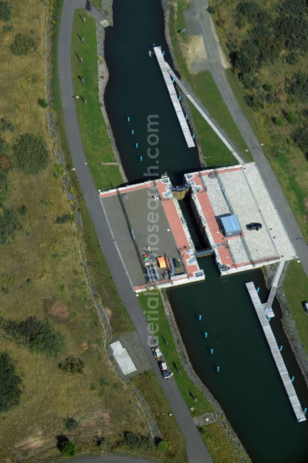 Markkleeberg from the bird's eye view: Schleusenanlagen - Canoeing Park lock on the banks of the waterway of the connecting channel Auenhainer bay of Lake Markkleeberg and Lake Stoermthal in Markkleeberg in Saxony