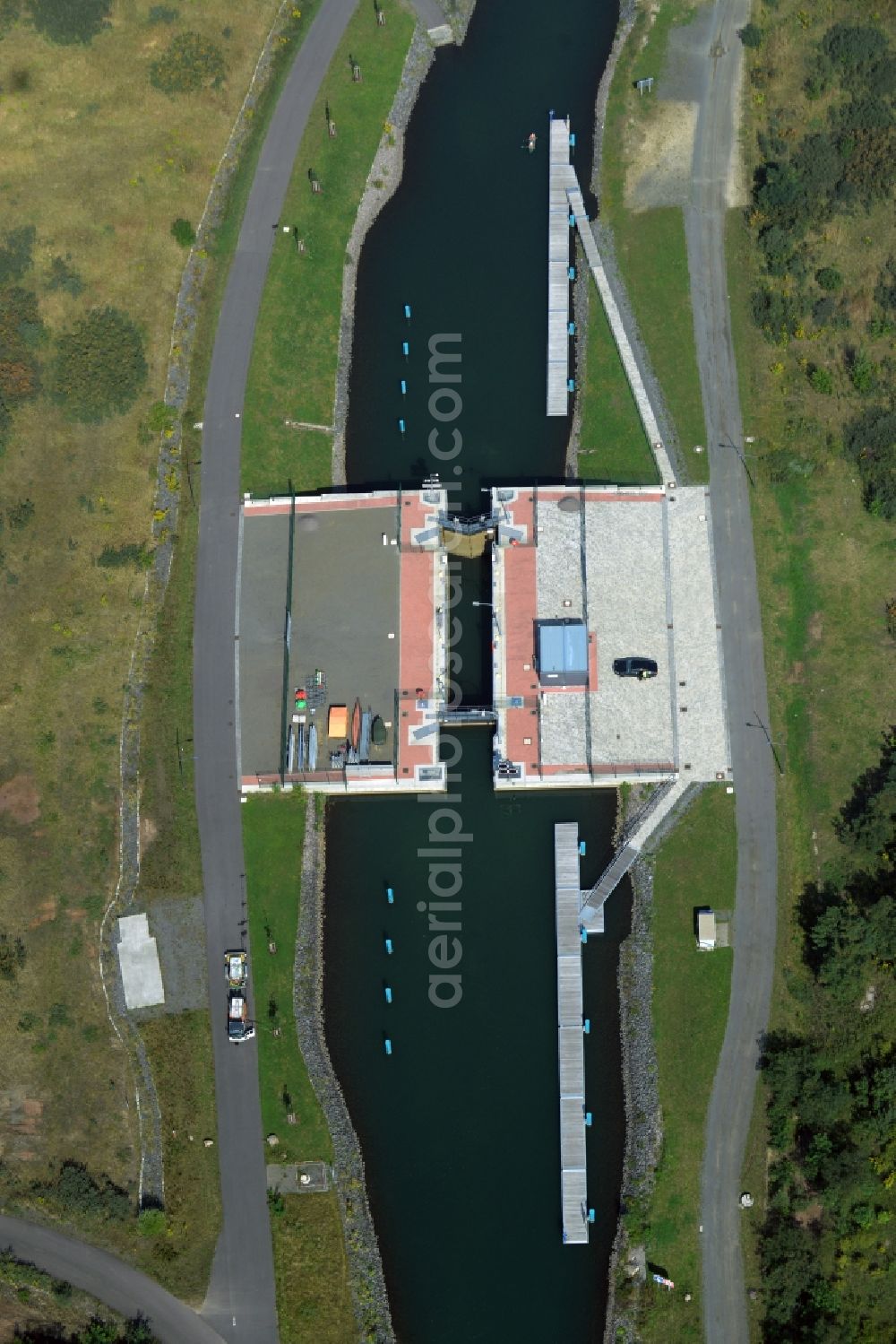 Aerial image Markkleeberg - Schleusenanlagen - Canoeing Park lock on the banks of the waterway of the connecting channel Auenhainer bay of Lake Markkleeberg and Lake Stoermthal in Markkleeberg in Saxony