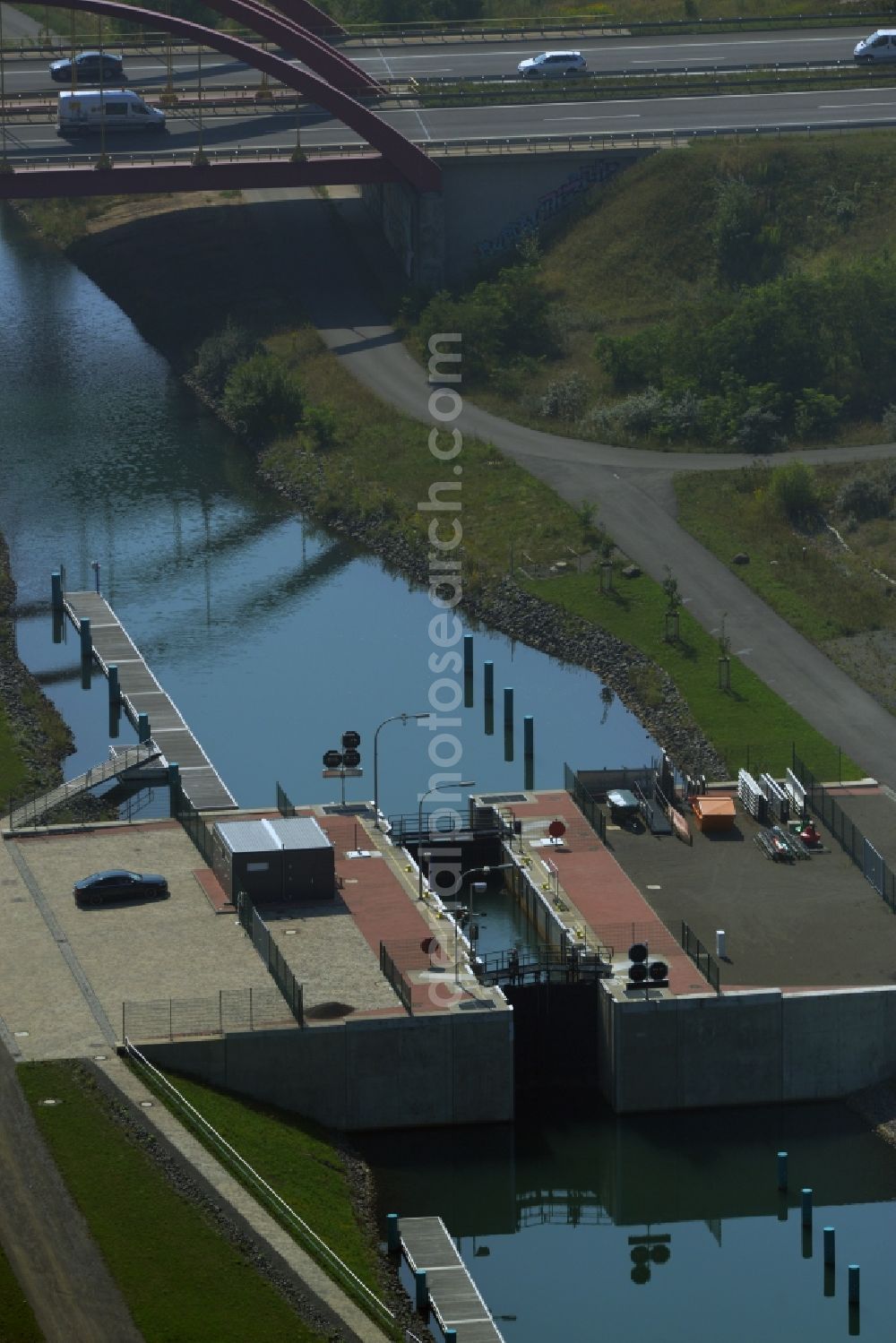 Markkleeberg from above - Schleusenanlagen - Canoeing Park lock on the banks of the waterway of the connecting channel Auenhainer bay of Lake Markkleeberg and Lake Stoermthal in Markkleeberg in Saxony