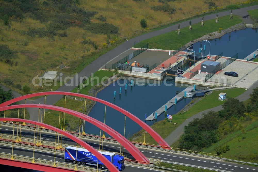 Markkleeberg from the bird's eye view: Schleusenanlagen - Canoeing Park lock on the banks of the waterway of the connecting channel Auenhainer bay of Lake Markkleeberg and Lake Stoermthal in Markkleeberg in Saxony