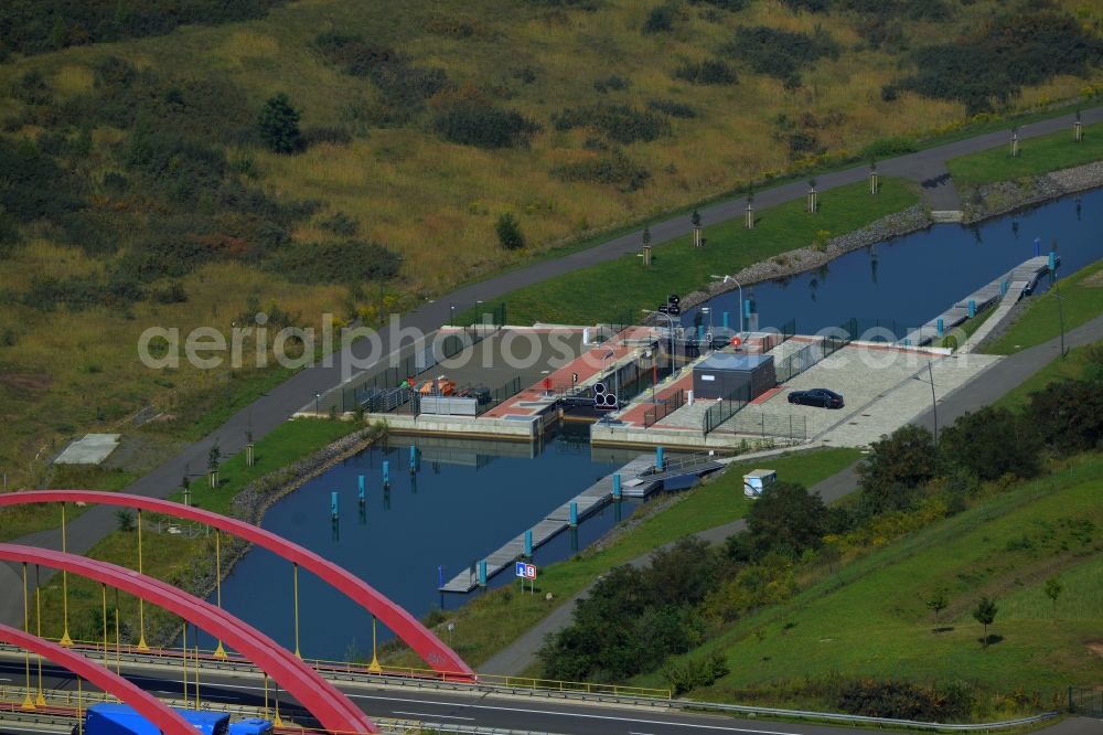 Aerial image Markkleeberg - Schleusenanlagen - Canoeing Park lock on the banks of the waterway of the connecting channel Auenhainer bay of Lake Markkleeberg and Lake Stoermthal in Markkleeberg in Saxony