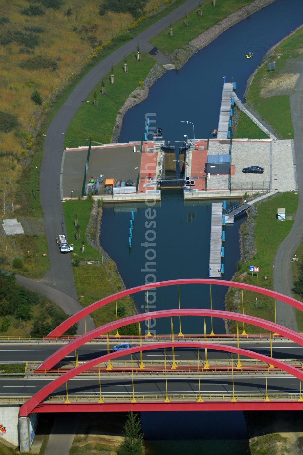 Aerial photograph Markkleeberg - Schleusenanlagen - Canoeing Park lock on the banks of the waterway of the connecting channel Auenhainer bay of Lake Markkleeberg and Lake Stoermthal in Markkleeberg in Saxony