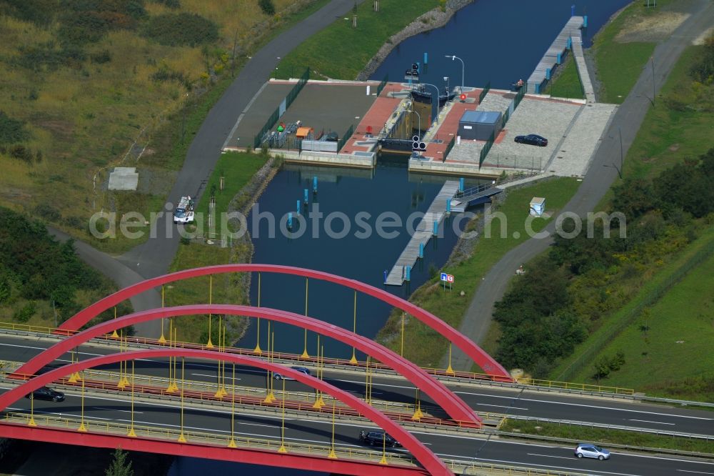 Markkleeberg from above - Schleusenanlagen - Canoeing Park lock on the banks of the waterway of the connecting channel Auenhainer bay of Lake Markkleeberg and Lake Stoermthal in Markkleeberg in Saxony