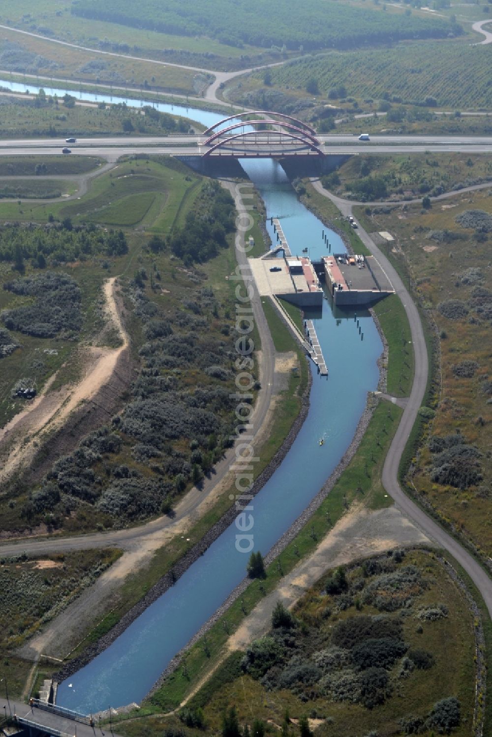 Markkleeberg from the bird's eye view: Schleusenanlagen - Canoeing Park lock on the banks of the waterway of the connecting channel Auenhainer bay of Lake Markkleeberg and Lake Stoermthal in Markkleeberg in Saxony