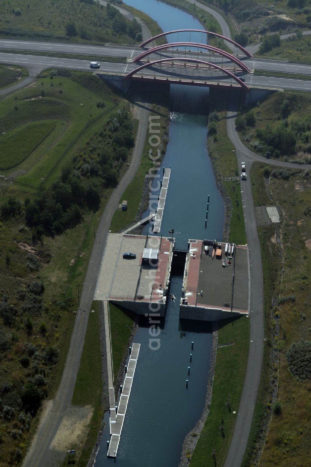 Aerial image Markkleeberg - Schleusenanlagen - Canoeing Park lock on the banks of the waterway of the connecting channel Auenhainer bay of Lake Markkleeberg and Lake Stoermthal in Markkleeberg in Saxony