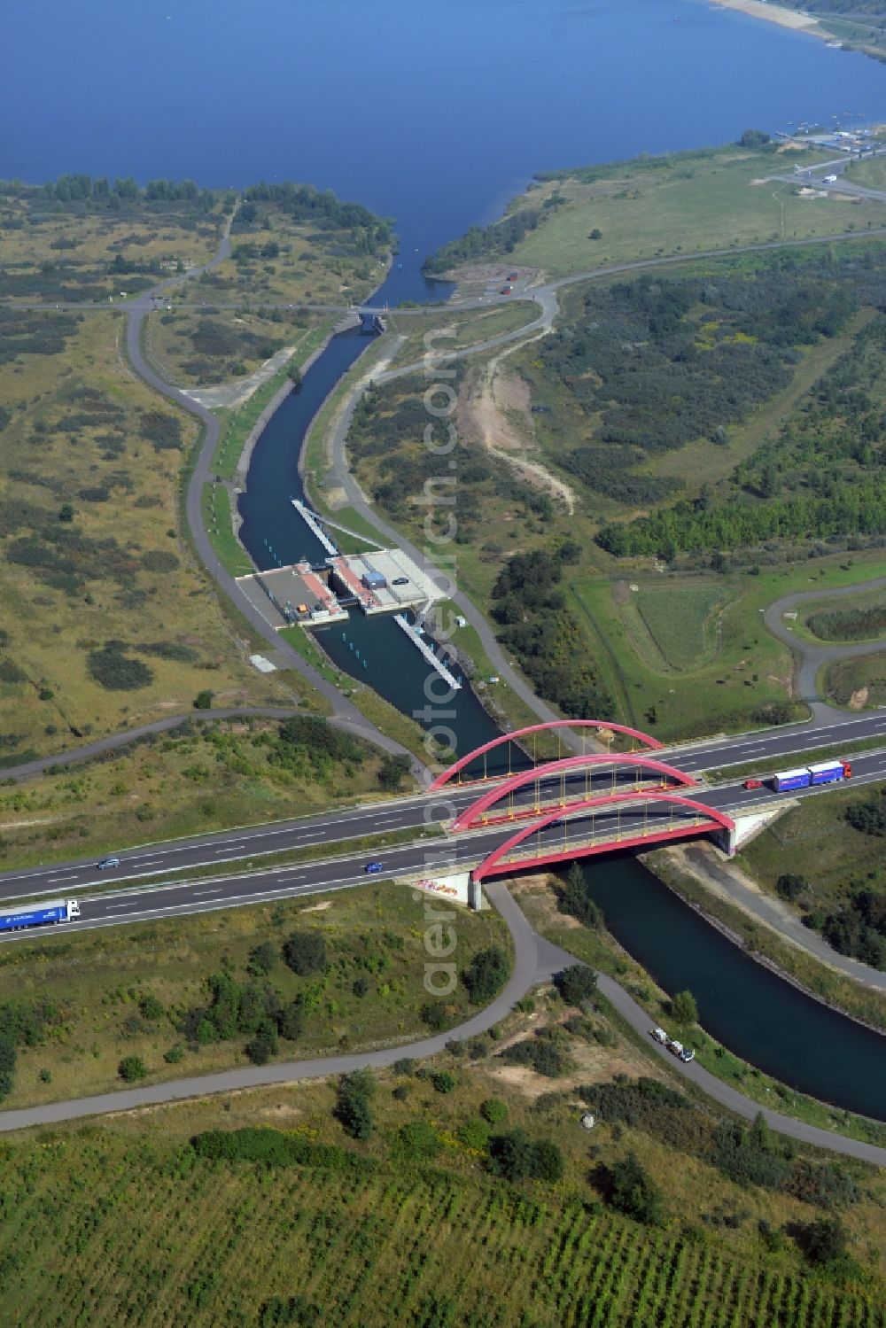 Aerial photograph Markkleeberg - Schleusenanlagen - Canoeing Park lock on the banks of the waterway of the connecting channel Auenhainer bay of Lake Markkleeberg and Lake Stoermthal in Markkleeberg in Saxony