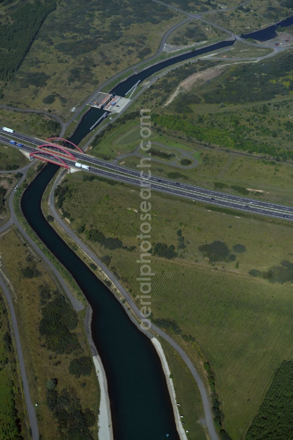 Markkleeberg from the bird's eye view: Schleusenanlagen - Canoeing Park lock on the banks of the waterway of the connecting channel Auenhainer bay of Lake Markkleeberg and Lake Stoermthal in Markkleeberg in Saxony