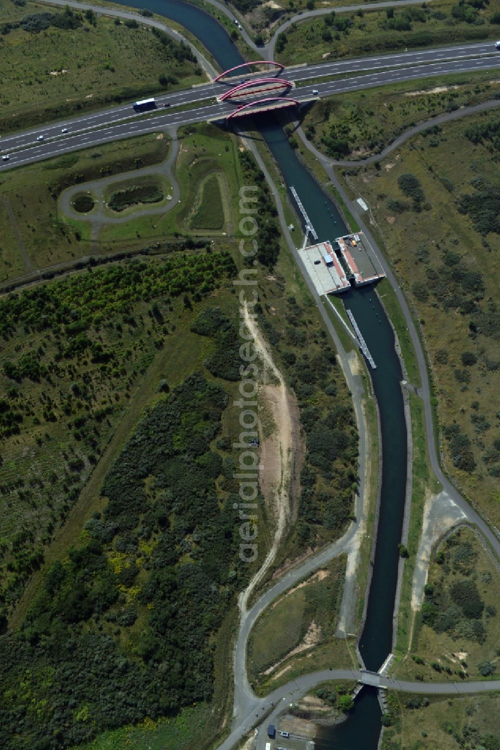 Aerial image Markkleeberg - Schleusenanlagen - Canoeing Park lock on the banks of the waterway of the connecting channel Auenhainer bay of Lake Markkleeberg and Lake Stoermthal in Markkleeberg in Saxony