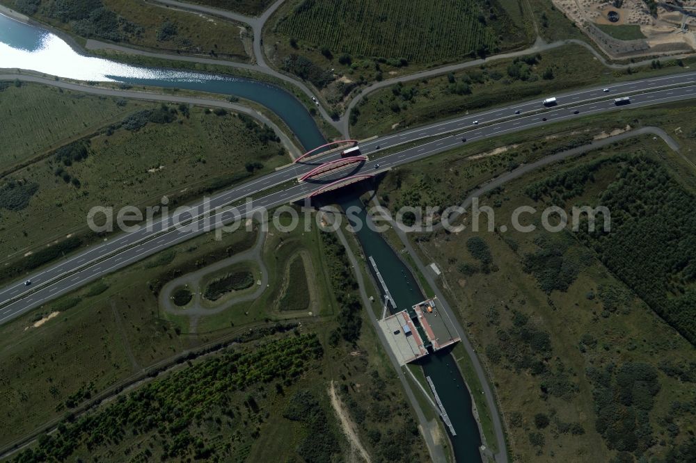 Markkleeberg from the bird's eye view: Schleusenanlagen - Canoeing Park lock on the banks of the waterway of the connecting channel Auenhainer bay of Lake Markkleeberg and Lake Stoermthal in Markkleeberg in Saxony