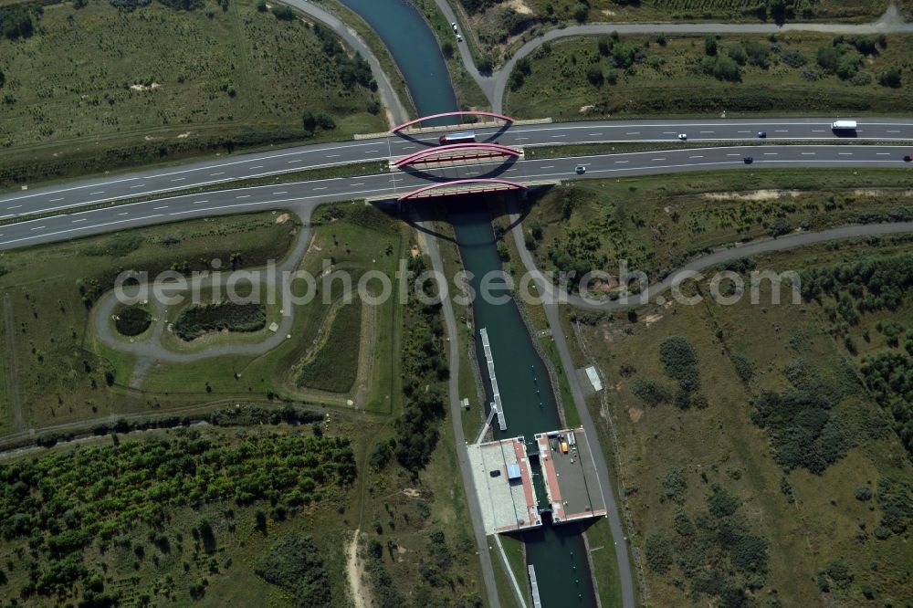 Aerial image Markkleeberg - Schleusenanlagen - Canoeing Park lock on the banks of the waterway of the connecting channel Auenhainer bay of Lake Markkleeberg and Lake Stoermthal in Markkleeberg in Saxony